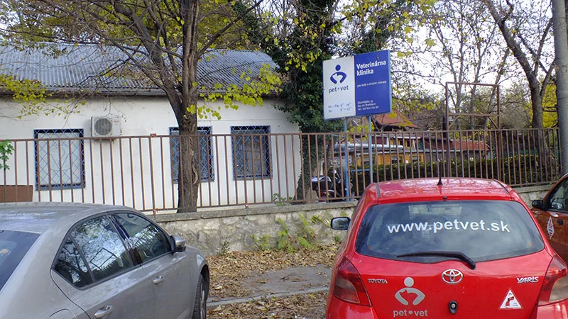 Budova veterinárnej kliniky PetVet na Starohájskej 35 v Petržalke